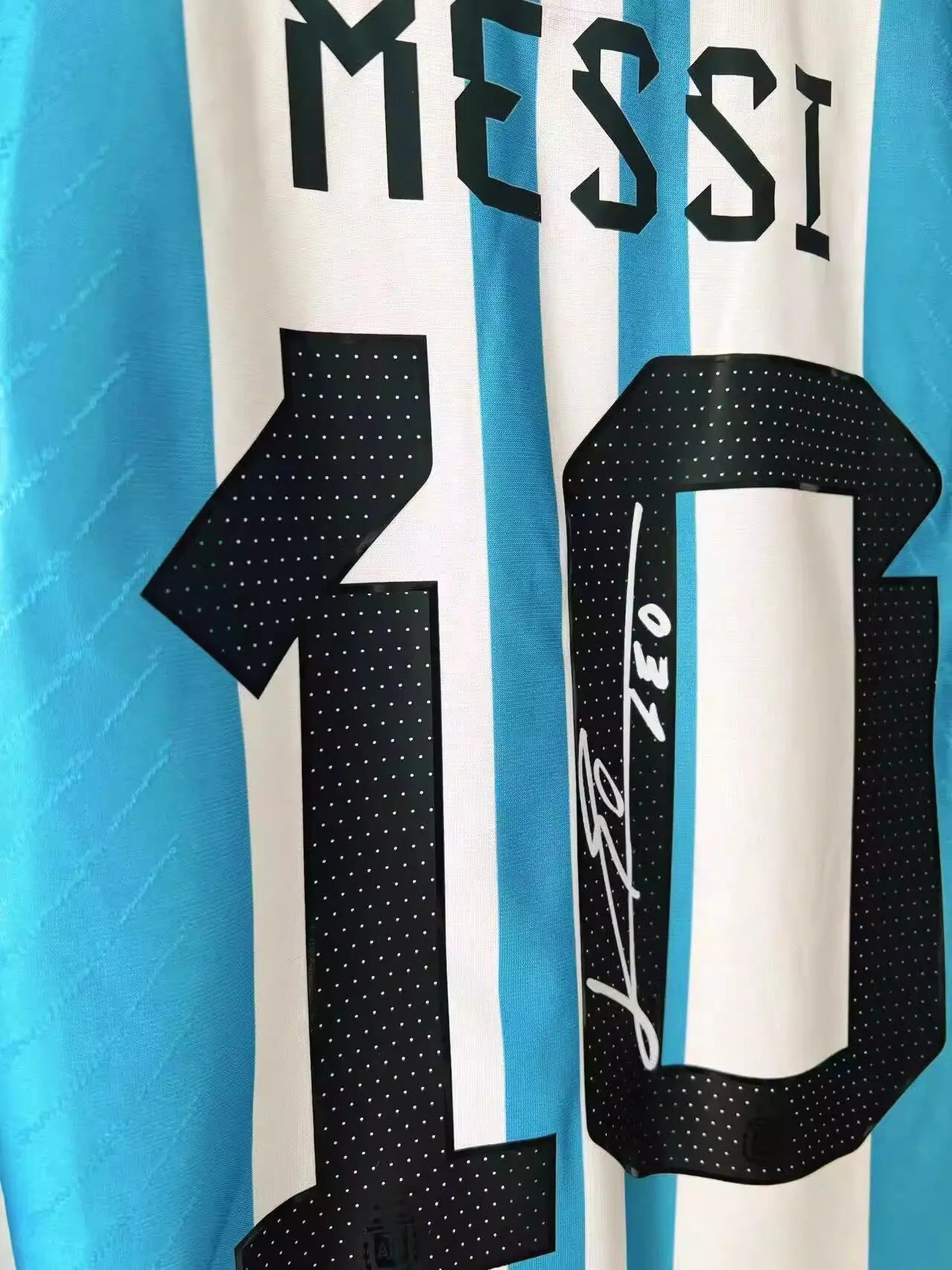 LIONEL MESSI | ARGENTINA 2022 WORLD CUP HOME DISPLAY JERSEY | PRINTED SIGNATURE (SIZE L) Fan Signature Co.